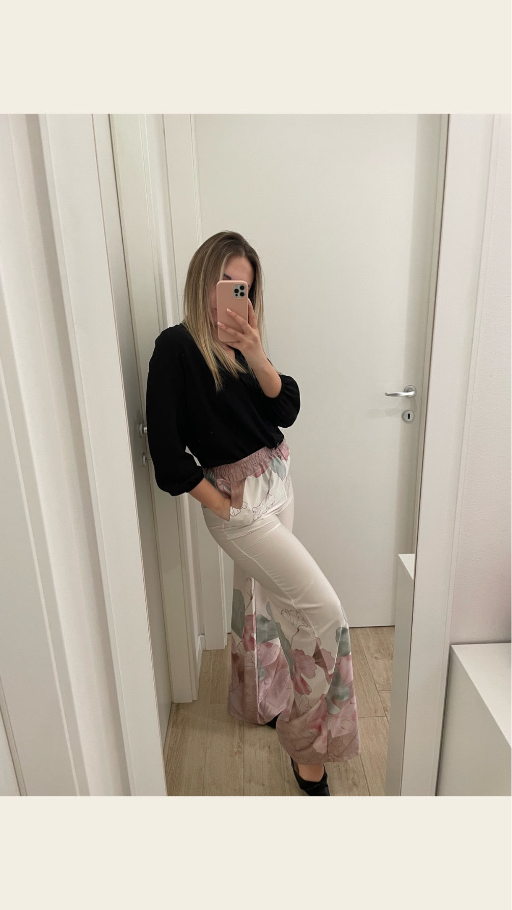 Pantalone con fiori effetto satin