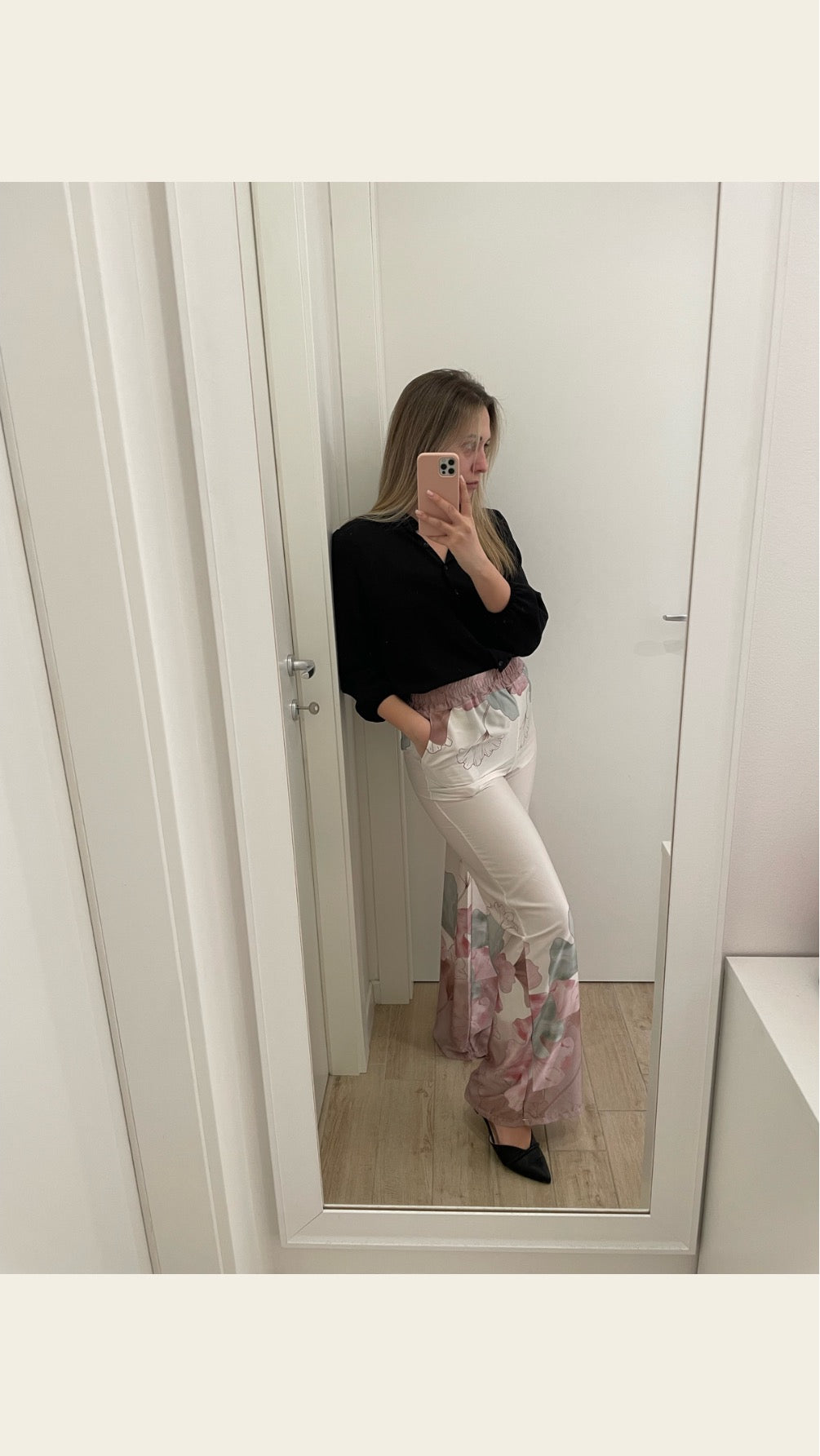 Pantalone con fiori effetto satin